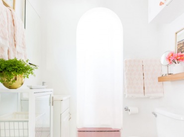 Aranżacja białej łazienki z różową podłogą (51448)