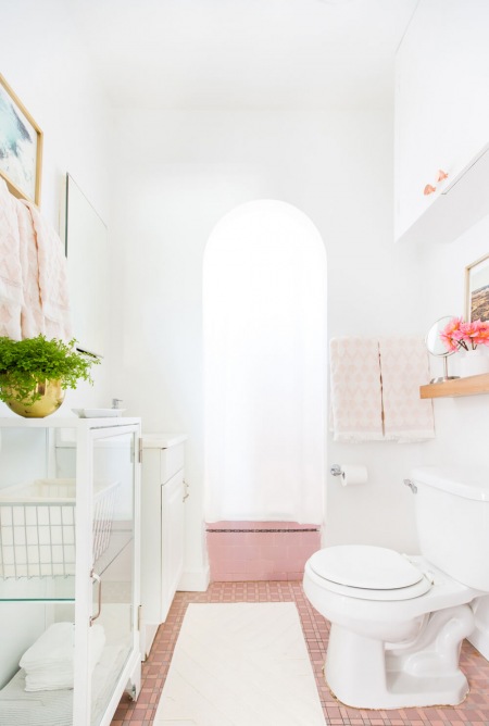 Aranżacja białej łazienki z różową podłogą