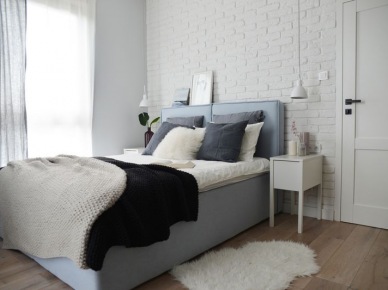 Białe cegły w sypialni z błękitnymi dodatkami (54377)