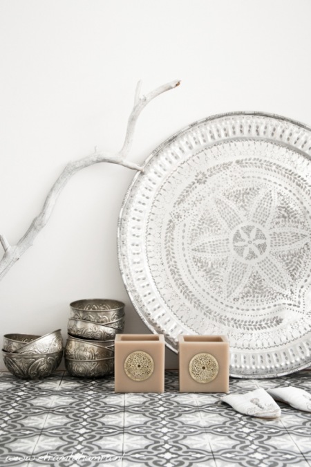 Marokanskie srebrne tace i naczynia w skandynawskich wnętrzach