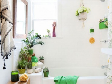 Aranżacja łazienki wygląda bardzo ciekawie i przytulnie. Zielone dodatki oraz rośliny wprowadzają do niej naturalny...