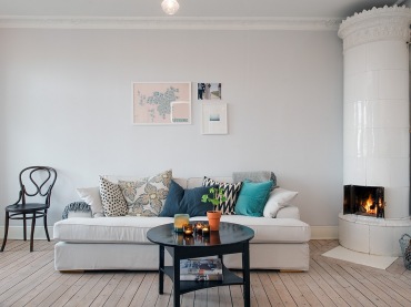 Kolorowe i wzorzyste poduszki na białej sofie w salonie skandynawskim (22819)