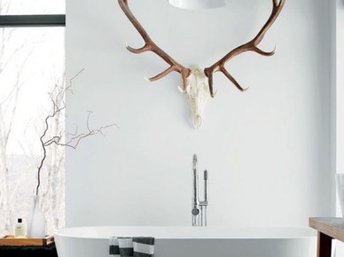Biała łazienka z porożem i czarnymi dodatkami w skandynawskim stylu (51377)
