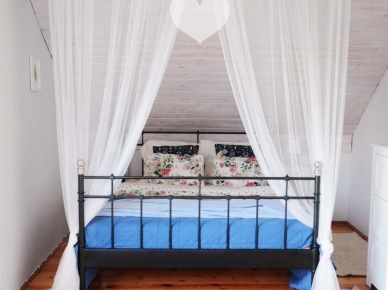 Before & after przytulnej sypialni na poddaszu z miejscem do pracy w stylu vintage