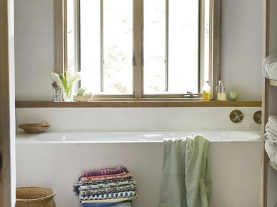 Szaro-beżowa roleta rzymska na oknie w prostej łazience z białymi i drewnianymi detalami (25344)