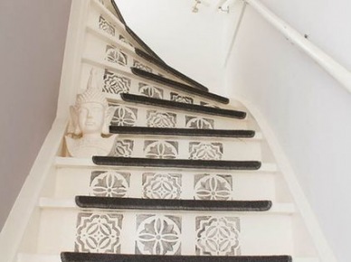 Marokańskie szaro-białe płytki cementowe na białych schodach (25656)