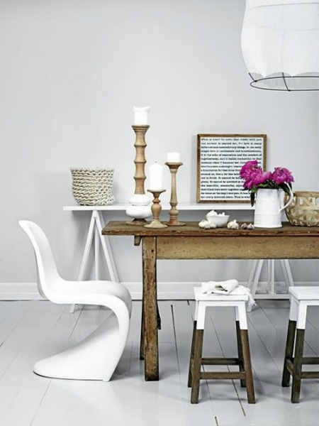 Prostokątny stół z naturalnego drewna z białym krzesłem PANTON i skandynawskimi stołkami