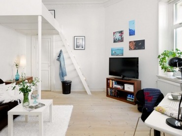 małe mieszkanie w bliżej nieokreślonym stylu - po prostu zwykłe, miłe mieszkanko z pomysłowym umiejscowieniem łóżka. To...