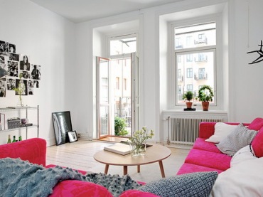 Różowe kanapy, sofy czy narożniki prezentują się w białych, minimalistycznych wnętrzach skandynawskich niezwykle...