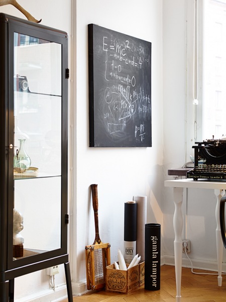 Czarna tablica z farbą tablicową przy domowym biurku