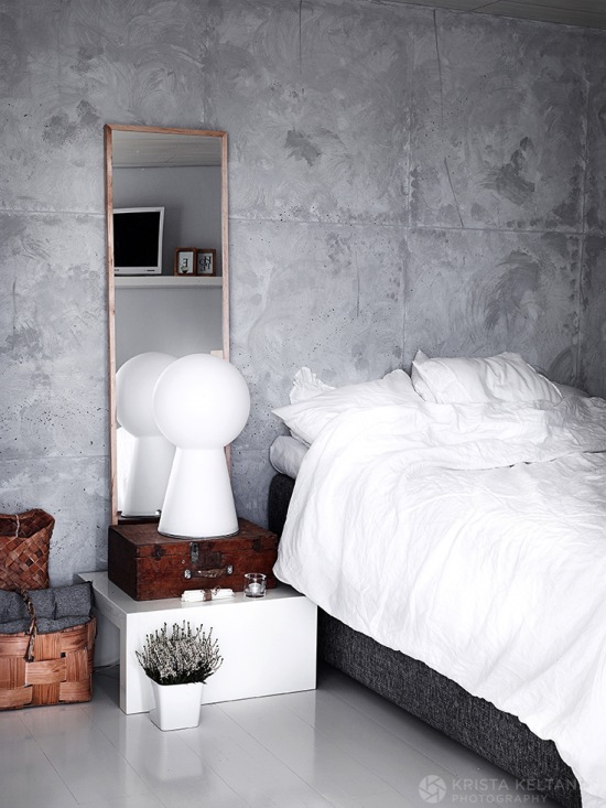 Szara ściana o strukturze betonu w sypialni