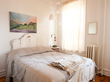 bardzo ciepła i przytulna aranżacja mieszkania z detalami i dekoracjami w stylu francuskim, prowansalskim. Pastelowe...