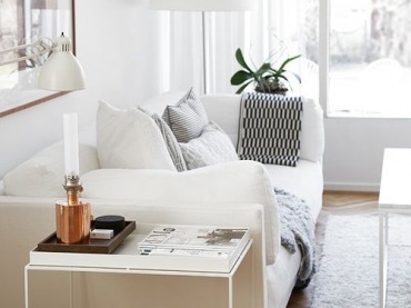 Biała sofa w salonie wygląda bardzo przyjemnie, choć zawsze warto urozmaicić ją dodatkami w bardziej wyrazistych...