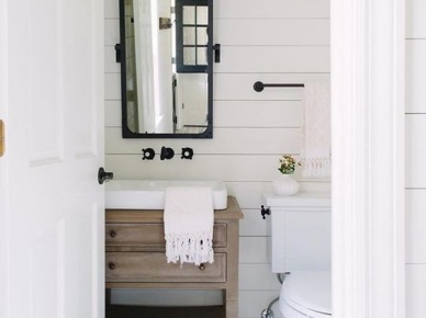 Aranżacja małej łazienki z białym drewnem na ścianie i czarnymi dodatkami (55010)