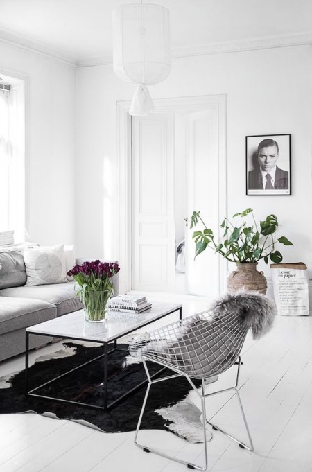 Biały wysoki salon w stylu skandynawskim