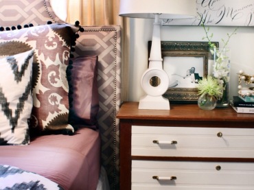 Jak urządzić sypialnię w stylu glamour?Odpowiedź na zdjęćiu...Wzorzyste zagłowie łóżka, klasyczna lampa i komoda...