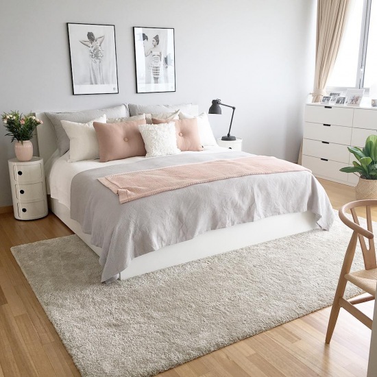 Przestronna pastelowa sypialnia z drewnianą podłogą