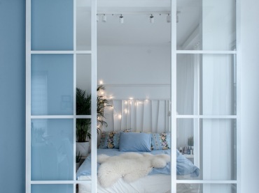 Sypialnia jest bardzo mała, ale znajduje się w niej jeden element, który przykuwa całą uwagę. Jest to oryginalna rama łóżka, którą wykonano ze zwykłych palet pomalowanych na...