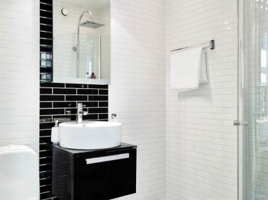 Biała i czarna glazurowana cegiełka w aranzacji skandynawskiej łazienki (25510)