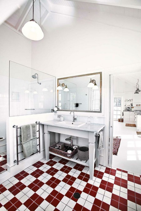 Wiejska łazienka z biało-czerwoną terakotą  i rustykalnymi dodatkami