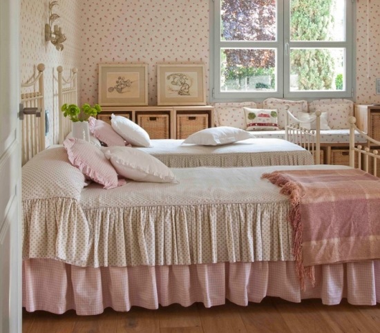 Sypialnia w pudrowym różu