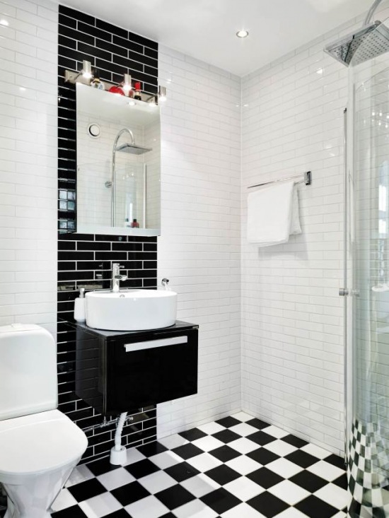 Biała i czarna glazurowana cegiełka w aranzacji skandynawskiej łazienki