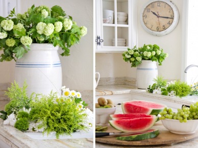 Białe kwiaty, arbuzy i winogrona w dekoracji tradycyjnej białej kuchni (23876)