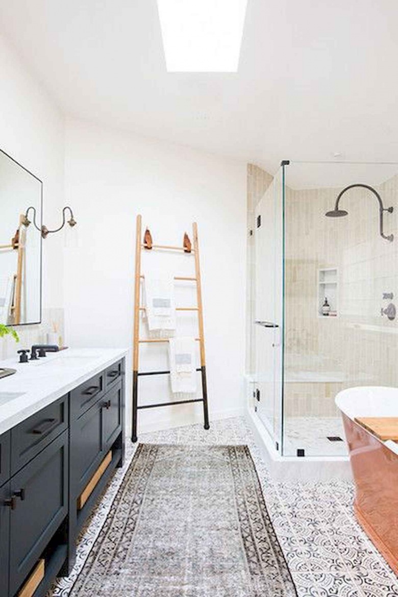 Jak urządzić stylową łazienkę z drewnianymi dodatkami - pomysły na piękne wnętrza (55811)