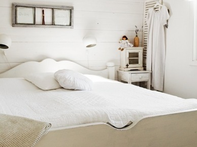 Drewniane bielone łóżko,stolik nocny i ramki w prowansalkim stylu w sypialni (25595)