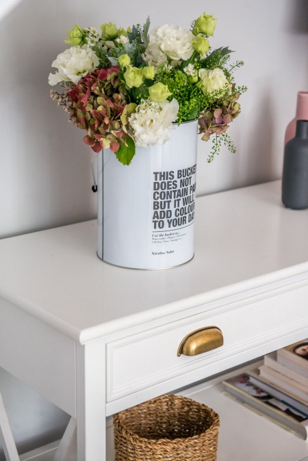 Ozdobny wazon z napisami jako dekoracja salonu