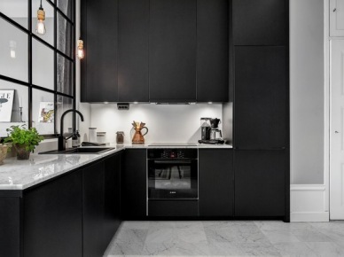 Czarna nowoczesna kuchnia z marmurowymi blatami i podłogą oraz przeszkloną ścianką z czarnymi metalowymi ramami (26777)