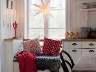 Zabudowę kuchenną dostosowano do wysokiego okna. Umiejscowiona tuż pod nim leżanka wnosi wiele ciepła do wnętrza. Kolory bieli i czerwieni dodają jej świątecznego...