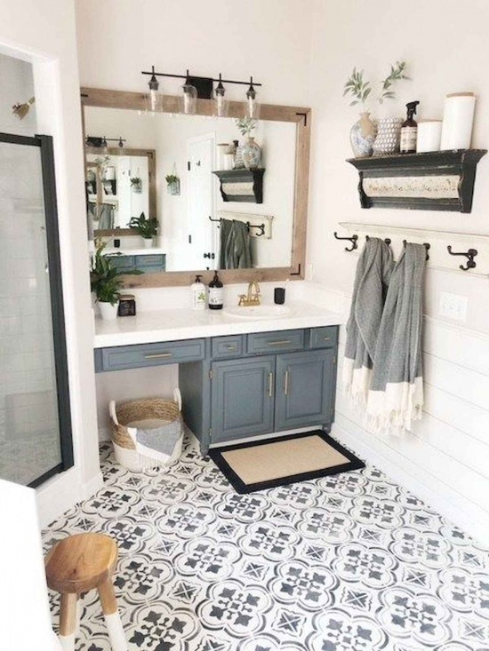 Biało-szara łazienka z mozaikową podłogą