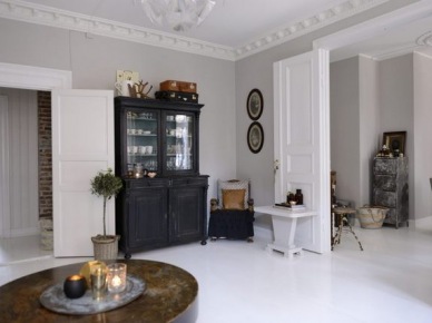 Eklektyczne wnętrze w skandynawskim mieszkaniu w bieli, szarościach  i czerni (23954)
