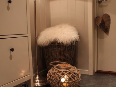 Lampion ustawiony na podłodze w przedpokoju potęguje bardzo przytulny i wręcz romantyczny klimat we wnętrzu. Delikatnie...