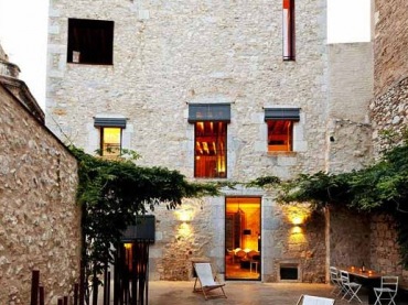 Architekt Anna Noguera ma pięknie odrestaurowany, w 16-to wiecznym budynku , w samym sercu średniowiecznej dzielnicy Girony w Hiszpanii . Kamienie i belki, betonowe woskowane, drewna i stali, to główne składniki tej aktualizacji. Linie są proste i otwory grać ze światłem i cieniem. ! Magia
Budynek posiada dwa apartamenty: 