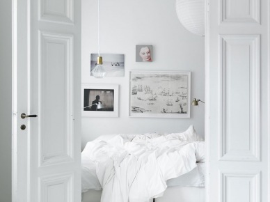 Białe deski na podłodze w sypialni (25964)