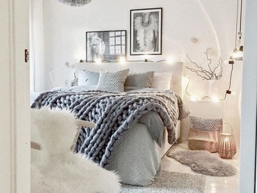 Aranżacja sypialni jest bardzo romantyczna. Girlanda świetlna oraz pastelowe dodatki tworzą w niej wyjątkowy klimat.