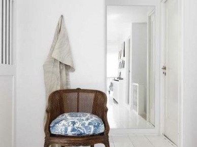 Francuski brązowy fotel z rafii ,biała zabudowa szaf,białe malowane deski w przedpokoju (25784)