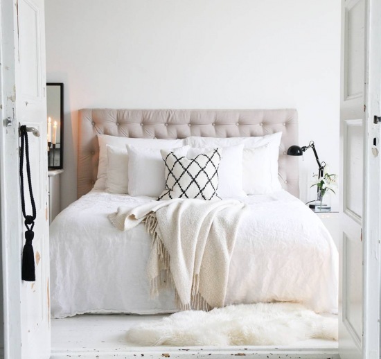 Biała sypialnia z łóżkiem z pikowanym wezgłowiem