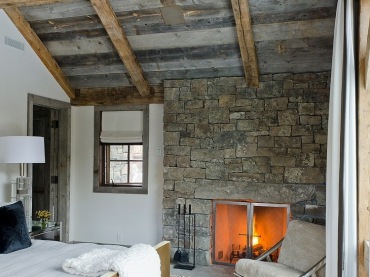 solidny dom zbudowany z szarego kamienia naturalnego - rezydencja w stylu rustykalnym na mroźne i śnieżne wakacje