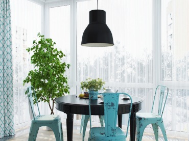 Tym, co zdecydowanie wyróżnia się w aranżacji jadalni, są metalowe krzesła przy stole. Z niebieskich krzeseł w...
