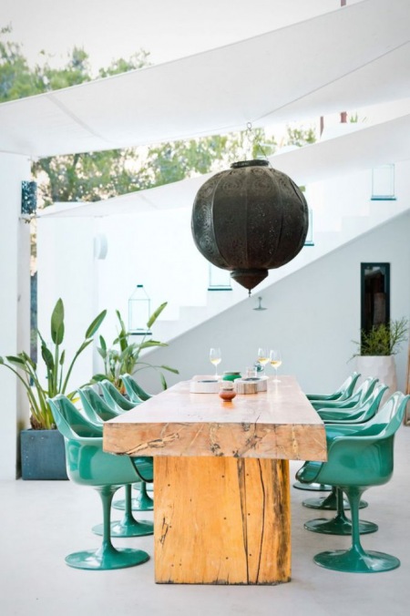 Turkusowe fotele z tworzywa na tarsie i w ogrodzie,turkusowe meble ogrodowe,turkusowe fotele na taras,drewniany solidny stół na taras,prosty i masywny stół z drewna,czarny lampion nad stołem,marokański lampion w aranżacji tarasu,dekoracyjne la