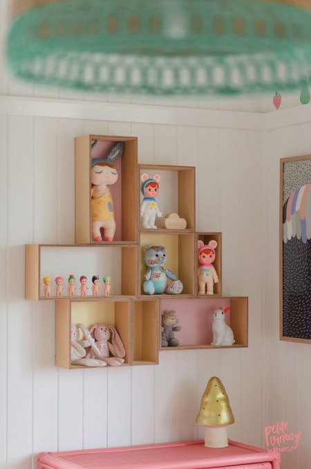Pólka drewniana w pokoju dziecięcym