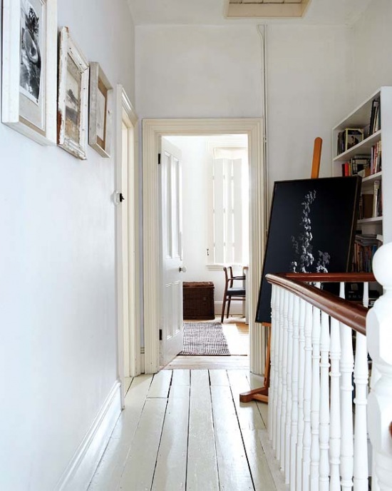 Galeria obrazów przy białych, drewnianych schodach