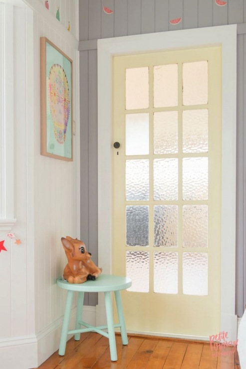 Do szarych ścian w pokoiku dziecięcym pasuje zarówno kolor miętowy, jak i kremowy. Idealne ciepłe połączenie barw.