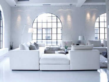 Biały i elegancki loft w klasycznym wydaniu. Harmonia ubranych mebli, piękne okna, białe podłogi i świetlista atmosfera...