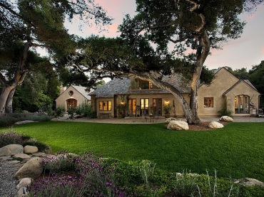 piękna bryła domu, która przywodzi na myśl daleką Francję, bo dom położony jest w Kalifornii, w Stanach Zjednoczonych....