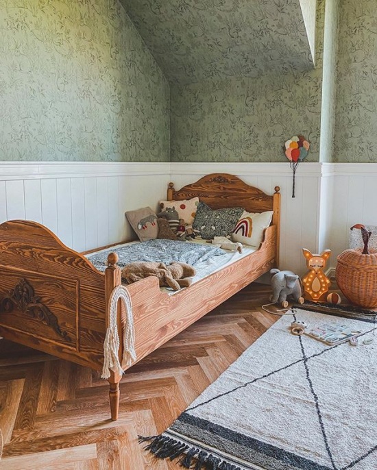 Łóżko z naturalnego drewna w eklektycznej aranżacji pokoju dziecięcego