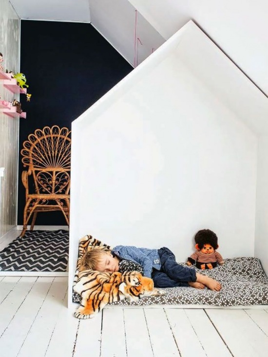 Łóżko domek dla dziecka,pomysłowe łóżko dla małego dziecka,czarna ściana w pokoju dziecięcym